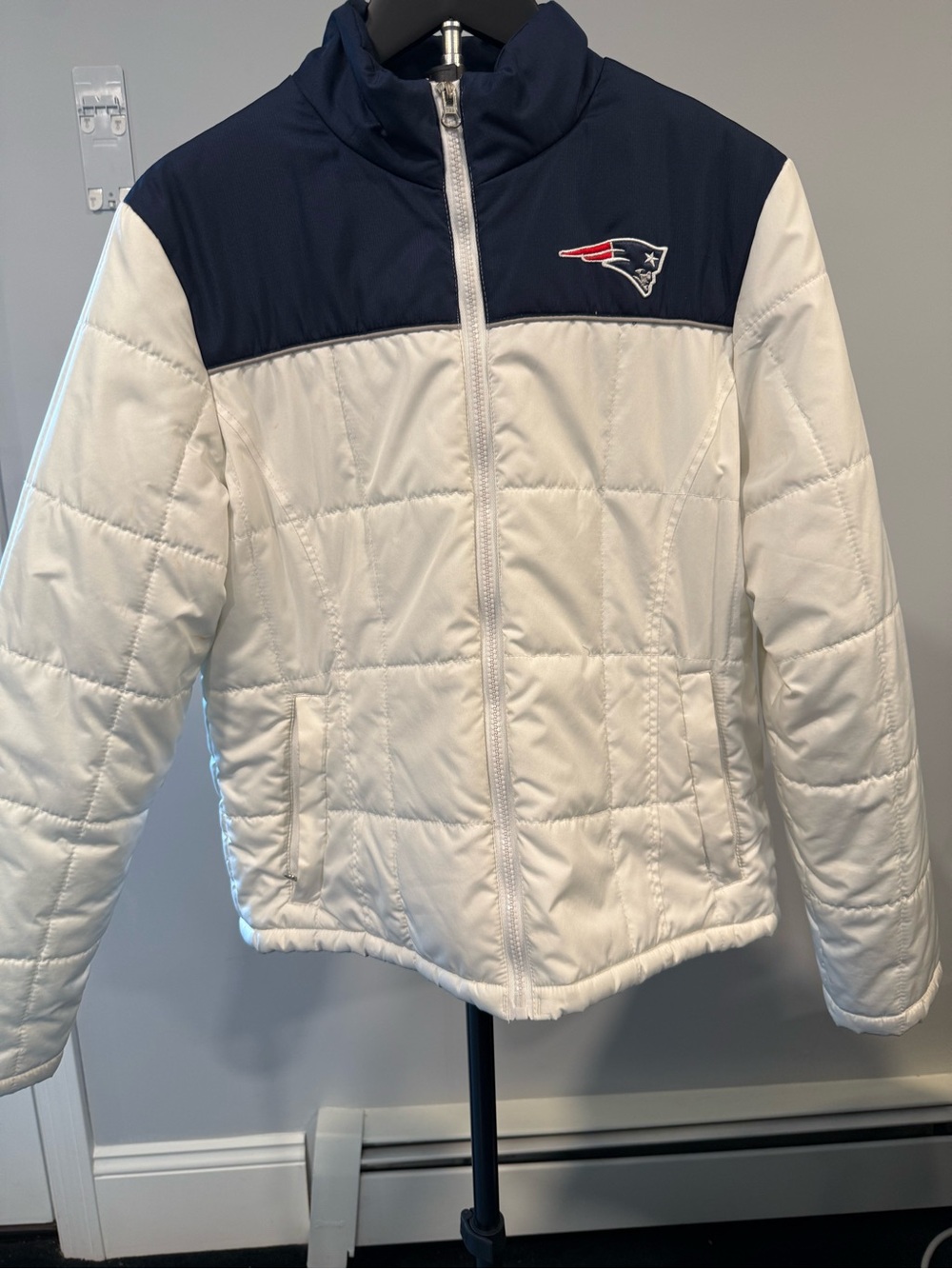 New England Patriots White & Navy Quilted Puffer Jacket